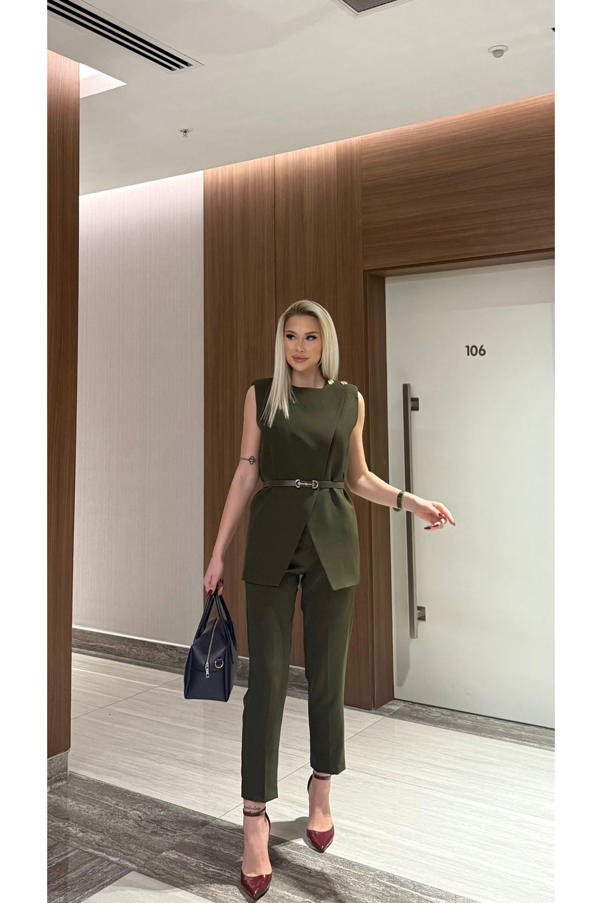Elegant Sleeveless Women's Suit with Belt Detail
