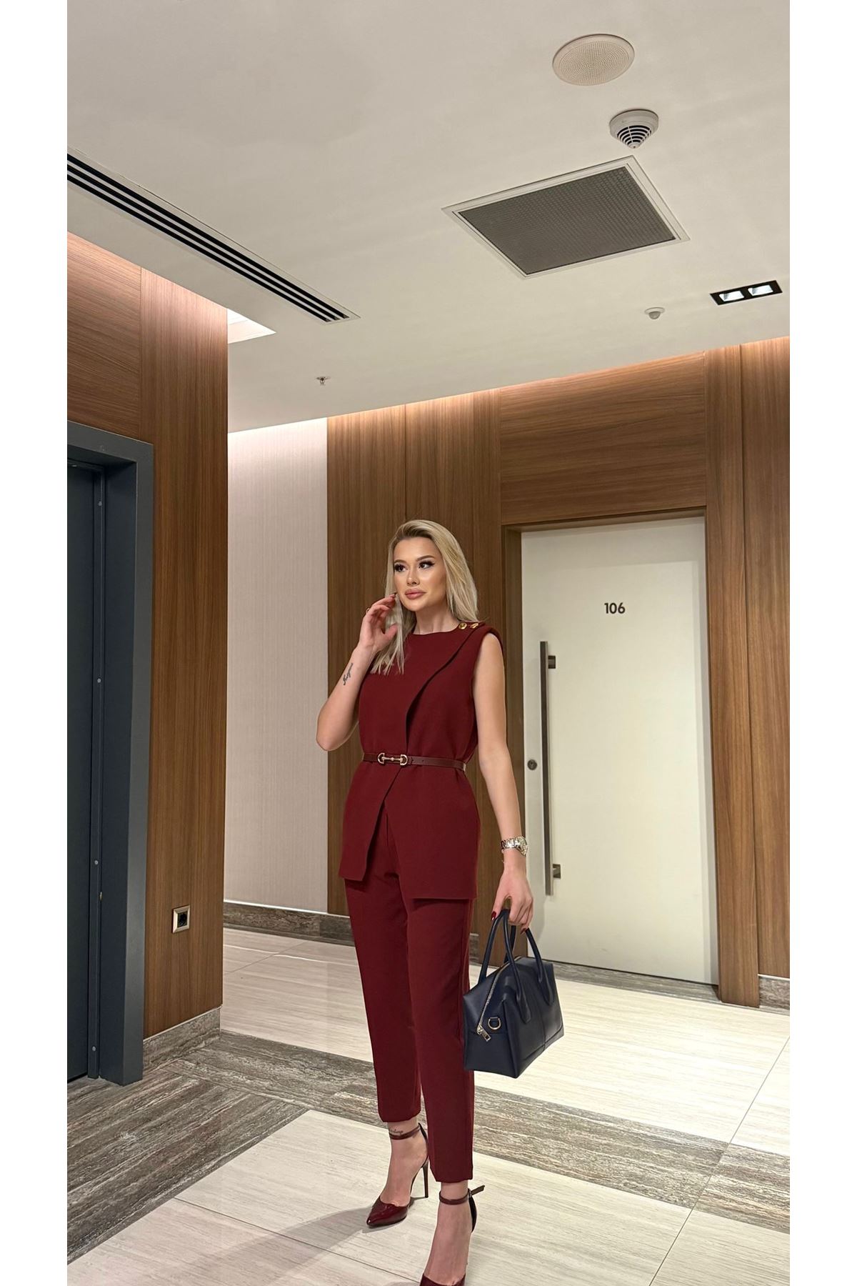 Elegant Sleeveless Women's Suit with Belt Detail