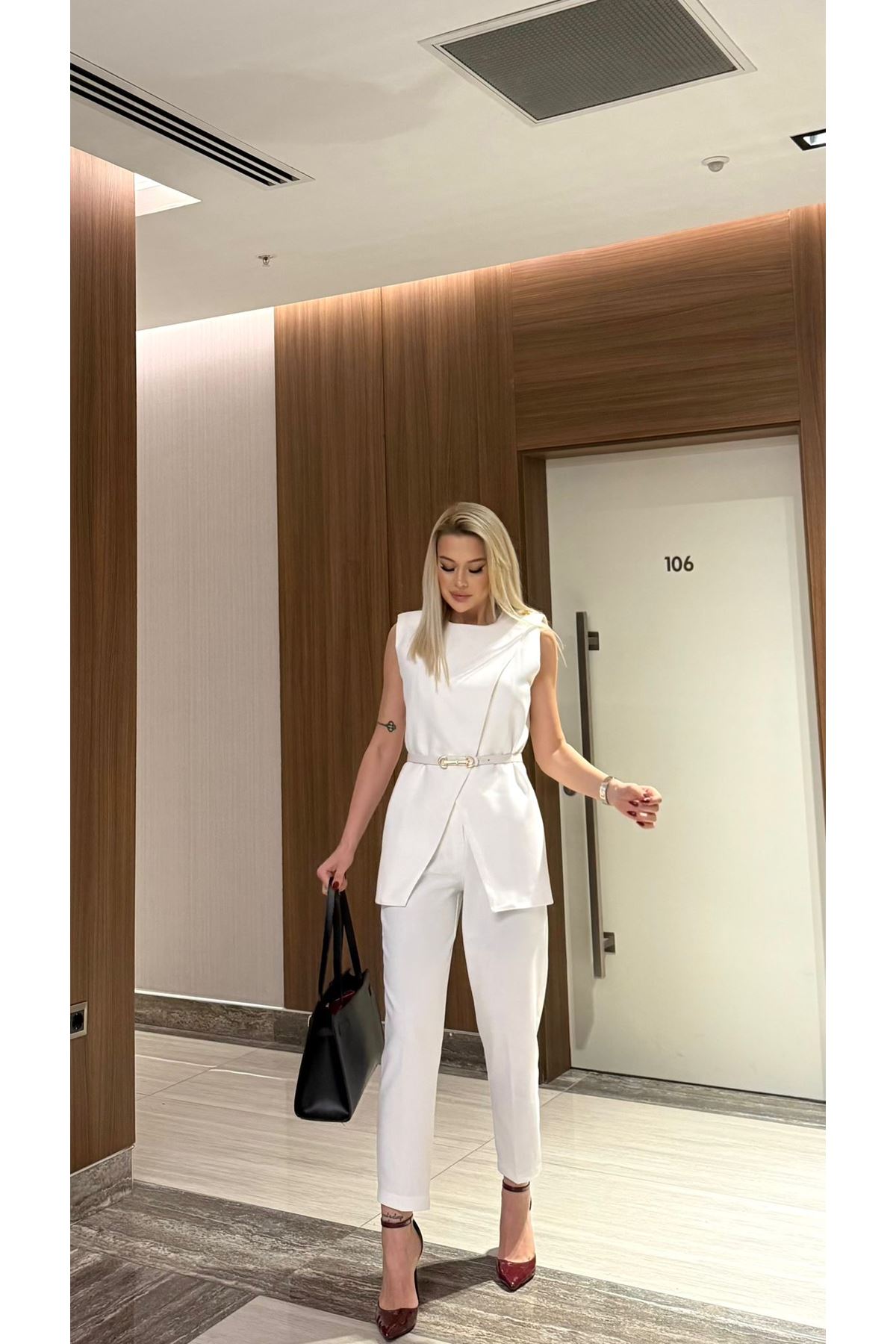 Elegant Sleeveless Women's Suit with Belt Detail