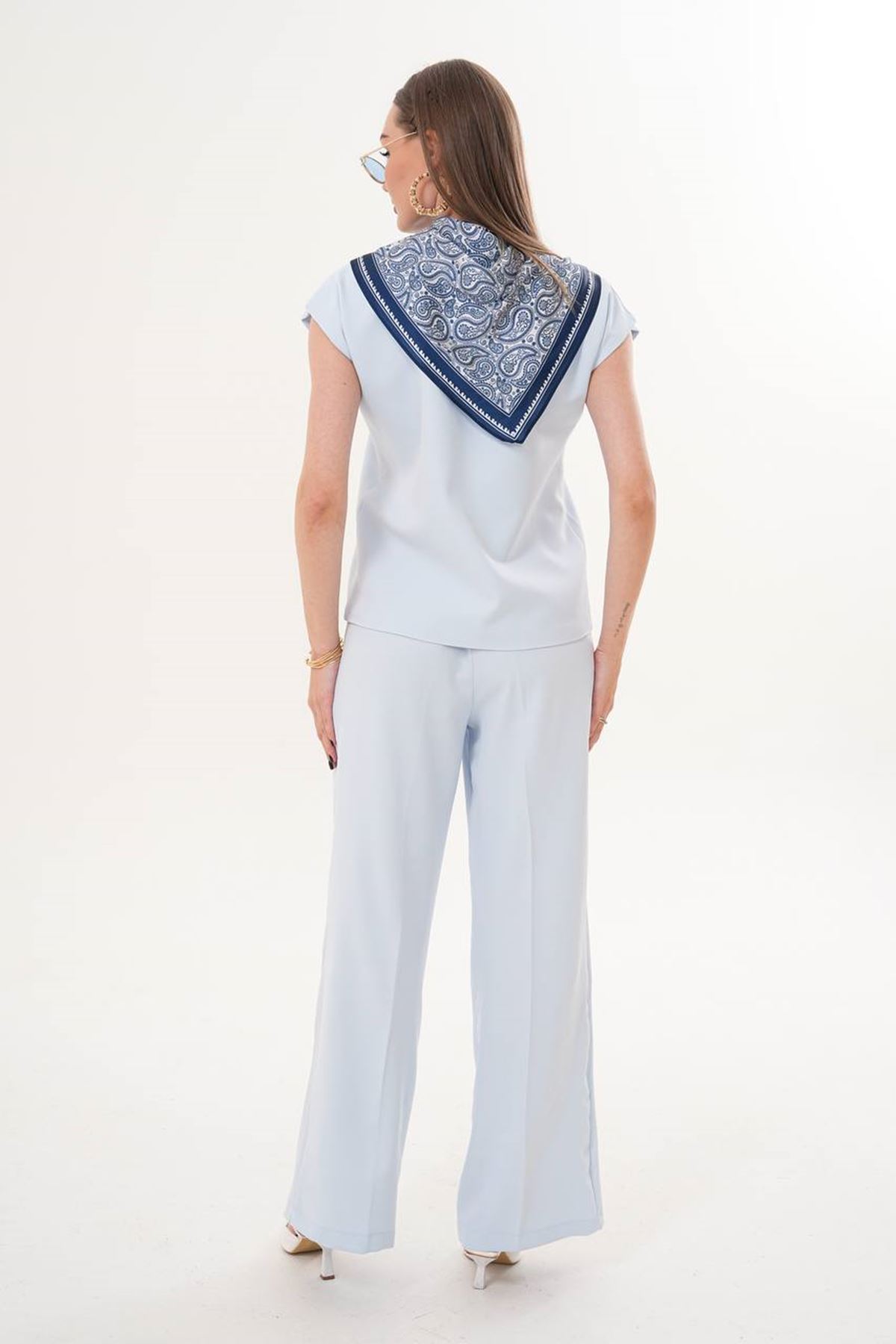 Fular Detaylı 3'lü Takım – Şık Bluz Pantolon Kombin