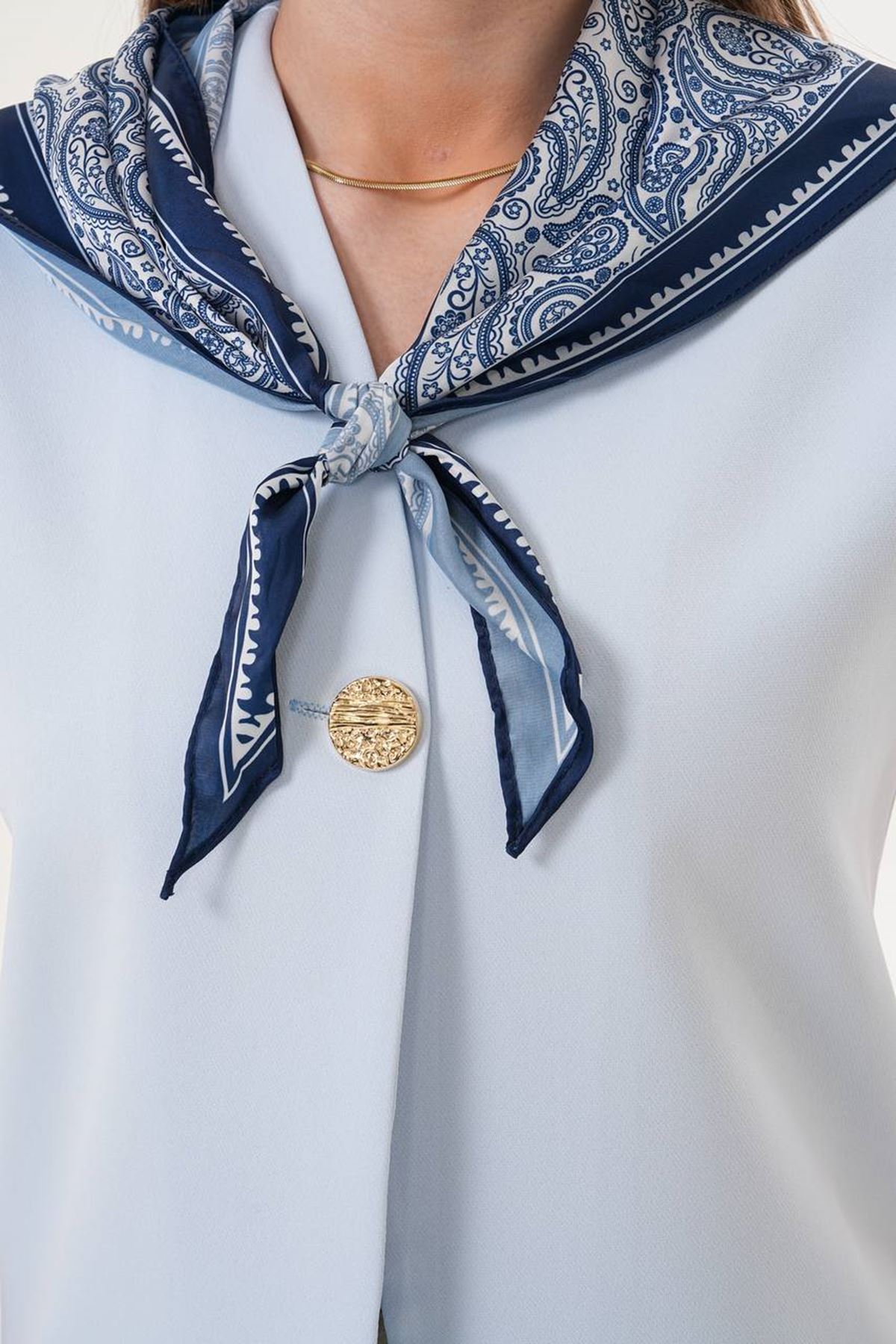 Fular Detaylı 3'lü Takım – Şık Bluz Pantolon Kombin