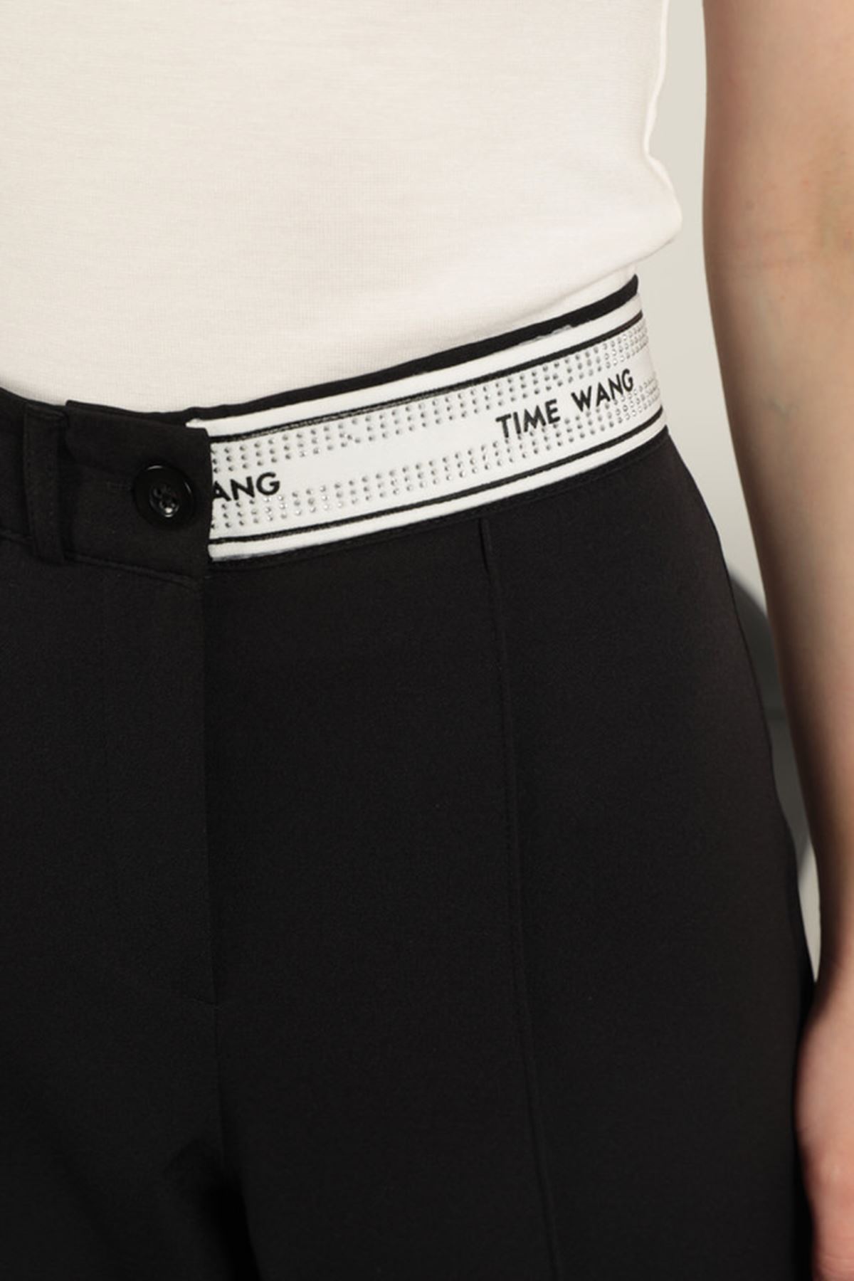 Atlas Kumaş Kemeri Taş Detaylı Pantolon-Siyah