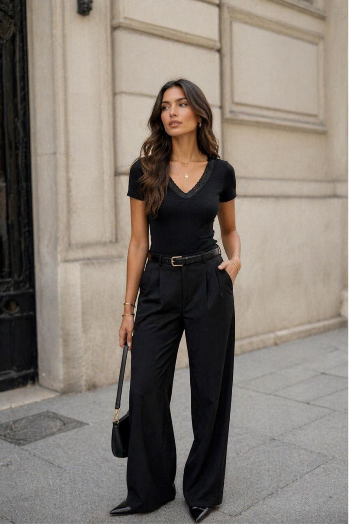 Dantel Detaylı V Yaka Basic Bluz – Günlük & Şık Kombin