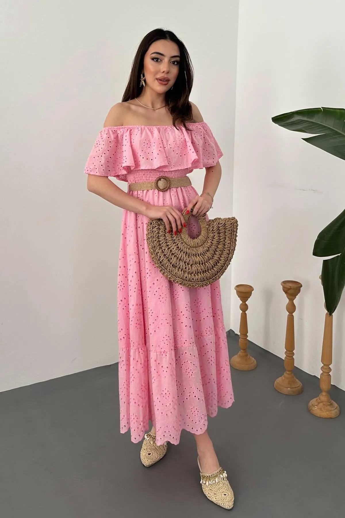 Pembe Omzu Lastikli Brode Elbise