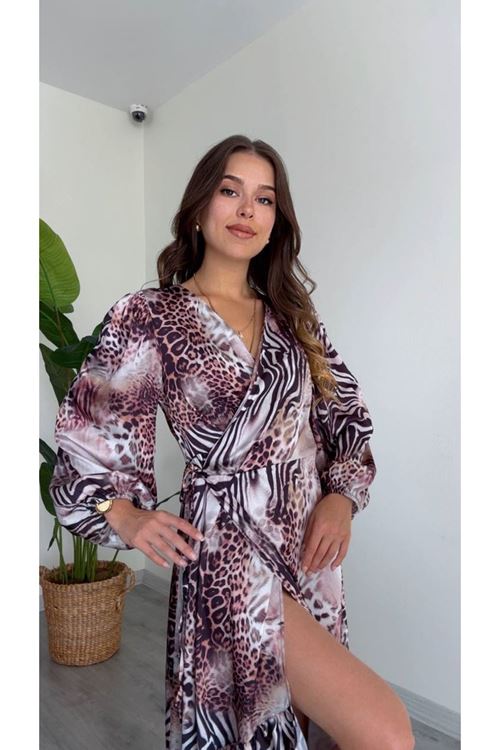 Vahşi Desenli Saten Elbise - Kruvaze Yaka ve Yırtmaç Detaylı
