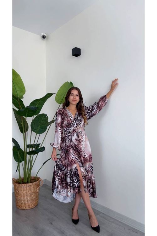 Vahşi Desenli Saten Elbise - Kruvaze Yaka ve Yırtmaç Detaylı