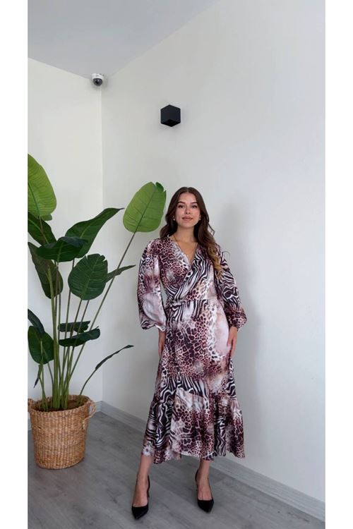 Vahşi Desenli Saten Elbise - Kruvaze Yaka ve Yırtmaç Detaylı