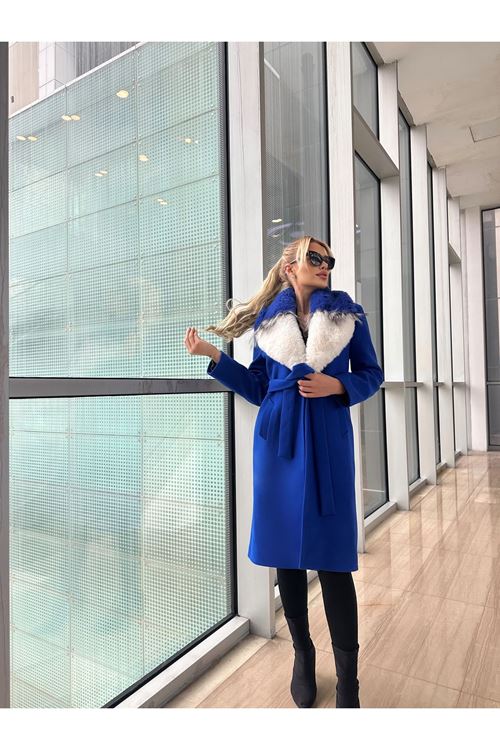 Lüks Kürk Detaylı Mavi Kaşe Kaban - Şıklığın ve Zarafetin Buluştuğu Nokta