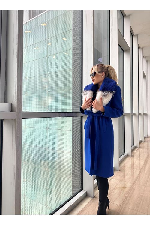 Lüks Kürk Detaylı Mavi Kaşe Kaban - Şıklığın ve Zarafetin Buluştuğu Nokta
