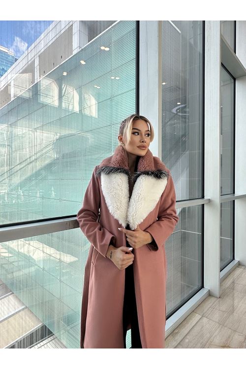 Lüks Kürk Detaylı Pudra Kaşe Kaban – Sofistike ve Zarif Duruş