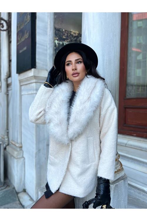 Yakası Kürklü Kaban