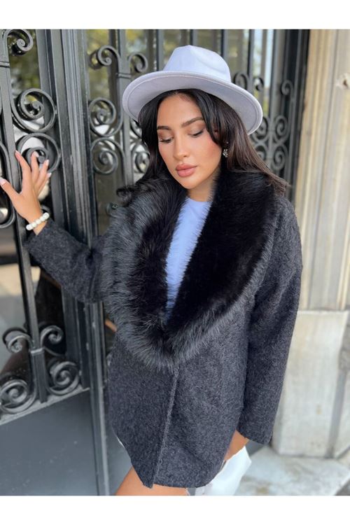 Yakası Kürklü Kaban