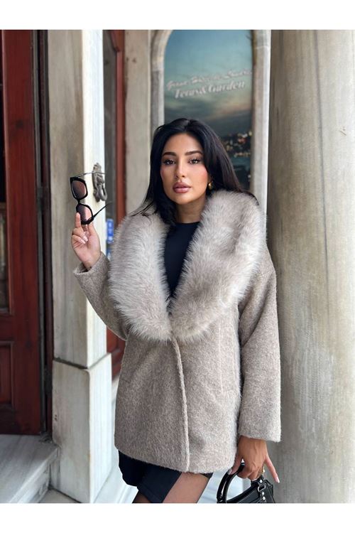 Yakası Kürklü Kaban