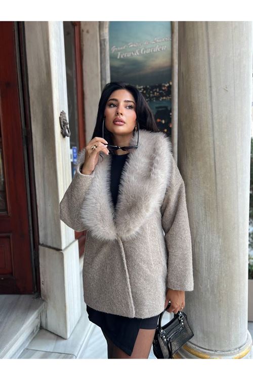 Yakası Kürklü Kaban