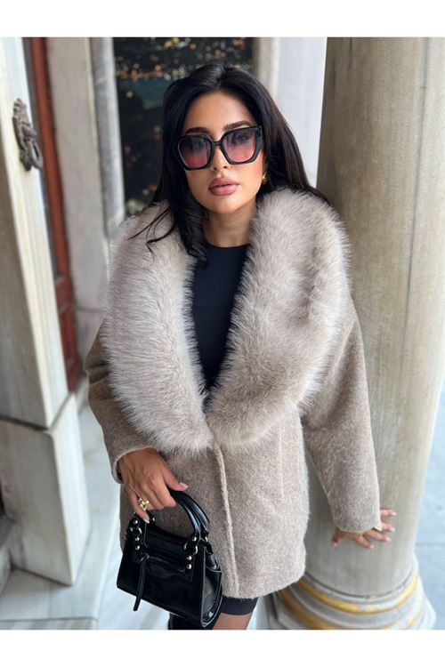 Yakası Kürklü Kaban