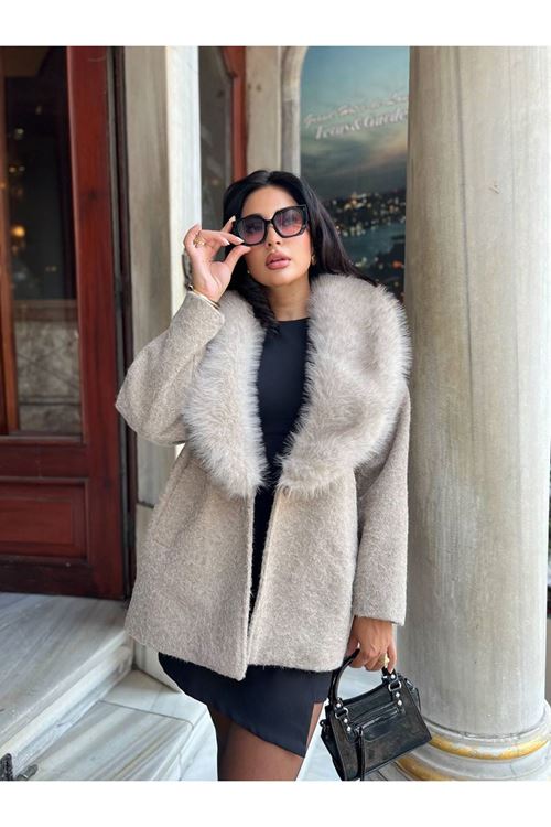 Yakası Kürklü Kaban