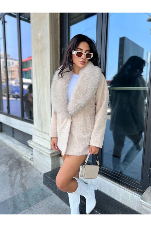 Yakası Kürklü Kaban