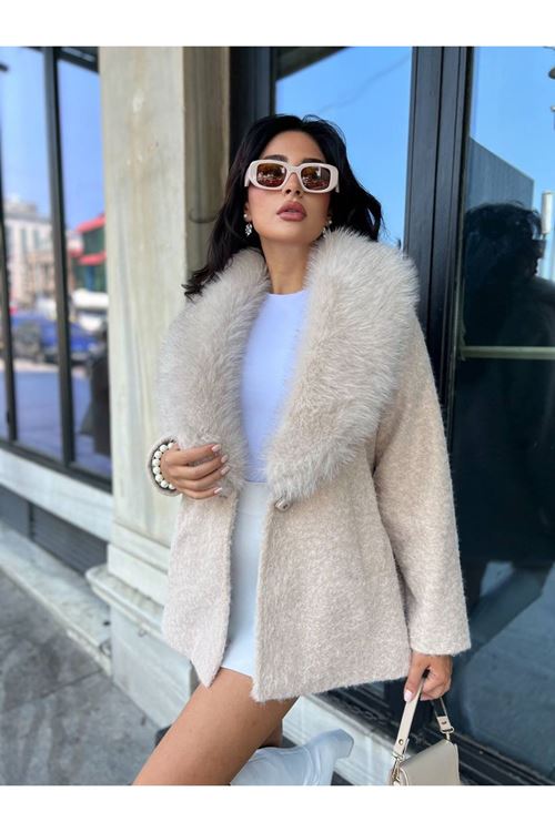 Yakası Kürklü Kaban