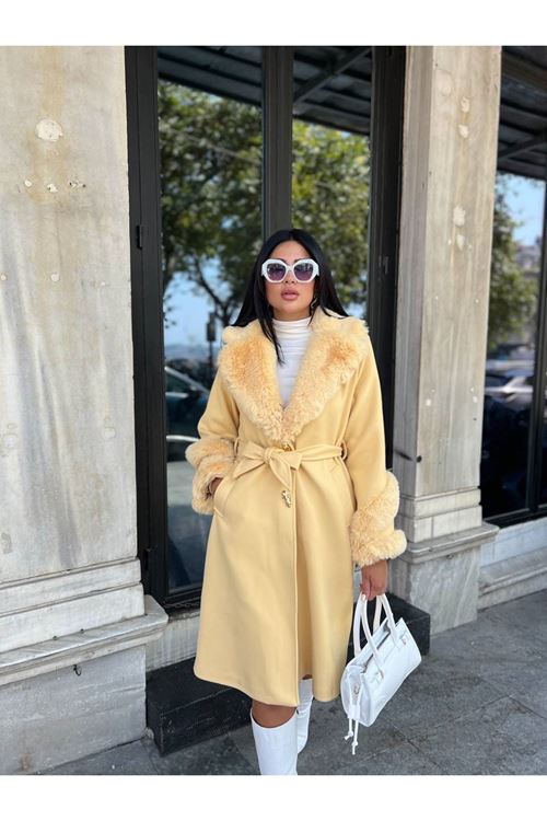 Kolu ve Yakası Kürk Detaylı Kaban