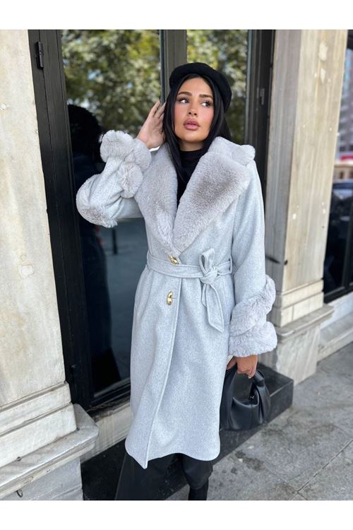 Kolu ve Yakası Kürk Detaylı Kaban