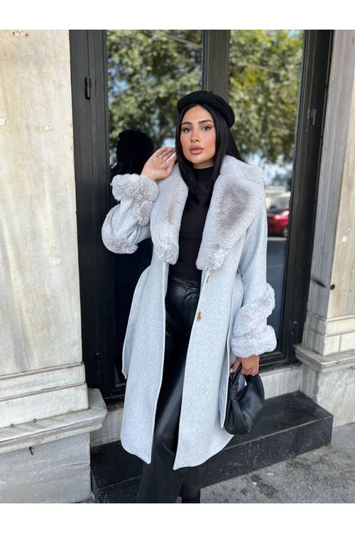 Kolu ve Yakası Kürk Detaylı Kaban