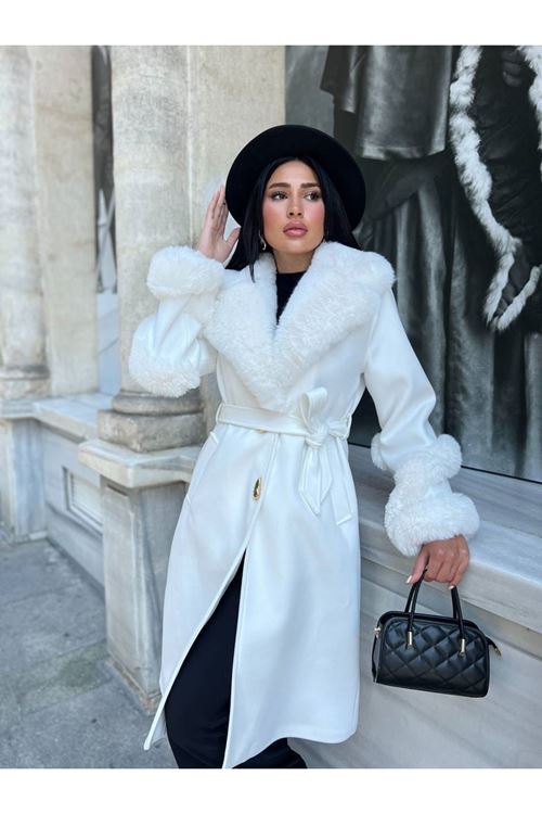 Kolu ve Yakası Kürk Detaylı Kaban