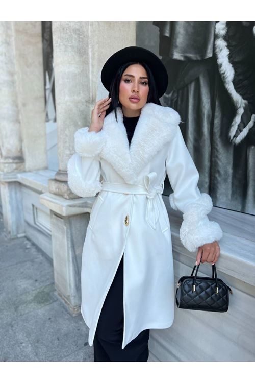 Kolu ve Yakası Kürk Detaylı Kaban