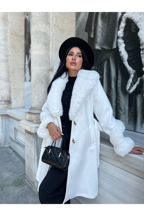 Kolu ve Yakası Kürk Detaylı Kaban