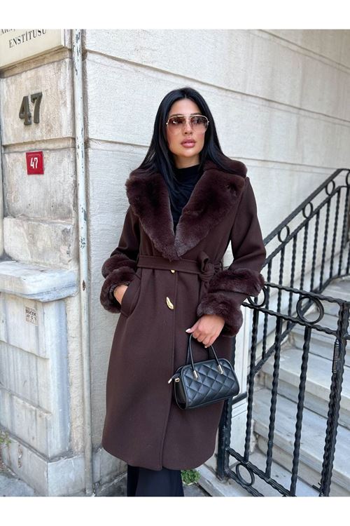 Kolu ve Yakası Kürk Detaylı Kaban