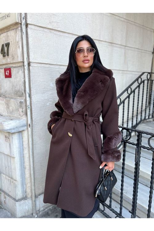 Kolu ve Yakası Kürk Detaylı Kaban