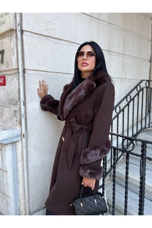 Kolu ve Yakası Kürk Detaylı Kaban