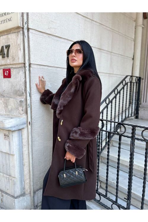 Kolu ve Yakası Kürk Detaylı Kaban