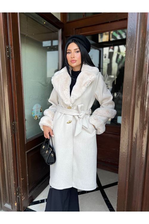 Kolu ve Yakası Kürk Detaylı Kaban