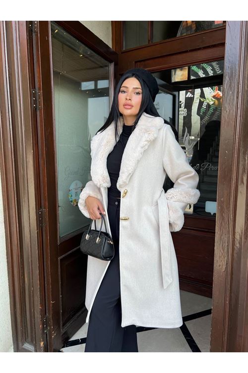 Kolu ve Yakası Kürk Detaylı Kaban