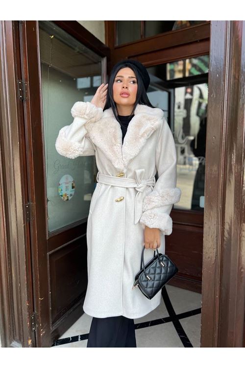 Kolu ve Yakası Kürk Detaylı Kaban