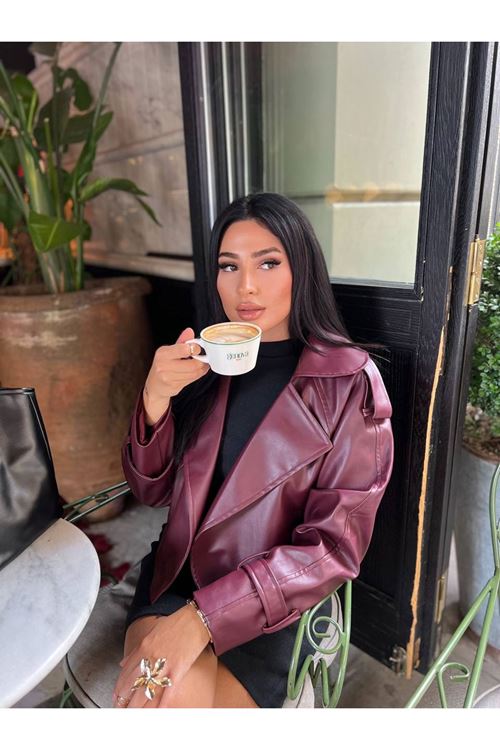 OMUZLAR VE KOLLAR APOLETLİ KISA KADIN CEKET