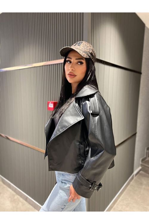 OMUZLAR VE KOLLAR APOLETLİ KISA KADIN CEKET