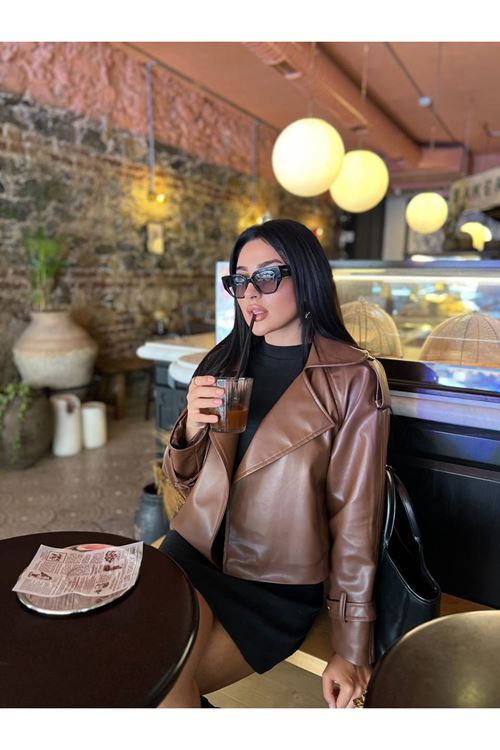 OMUZLAR VE KOLLAR APOLETLİ KISA KADIN CEKET