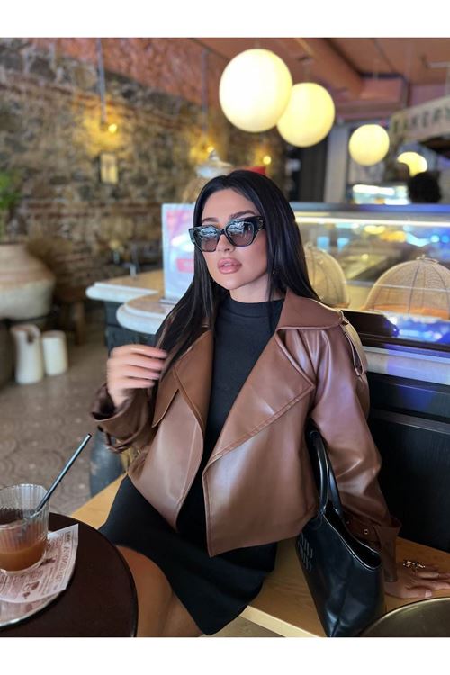 OMUZLAR VE KOLLAR APOLETLİ KISA KADIN CEKET